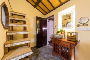 Traditional Loft(Chinese Citizen Only) | Rollaway beds, free WiFi - Hemu Shantang Street (Suzhou)