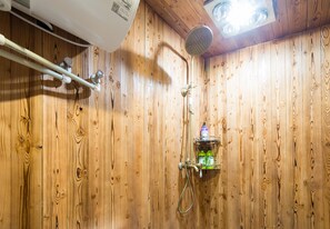 Dusche, kostenlose Toilettenartikel, Haartrockner, Hausschuhe