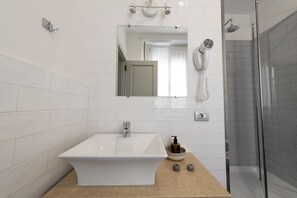 Superior Double or Twin Room, City View | Bathroom sink - Guest House Al Conservatorio (Rome)
