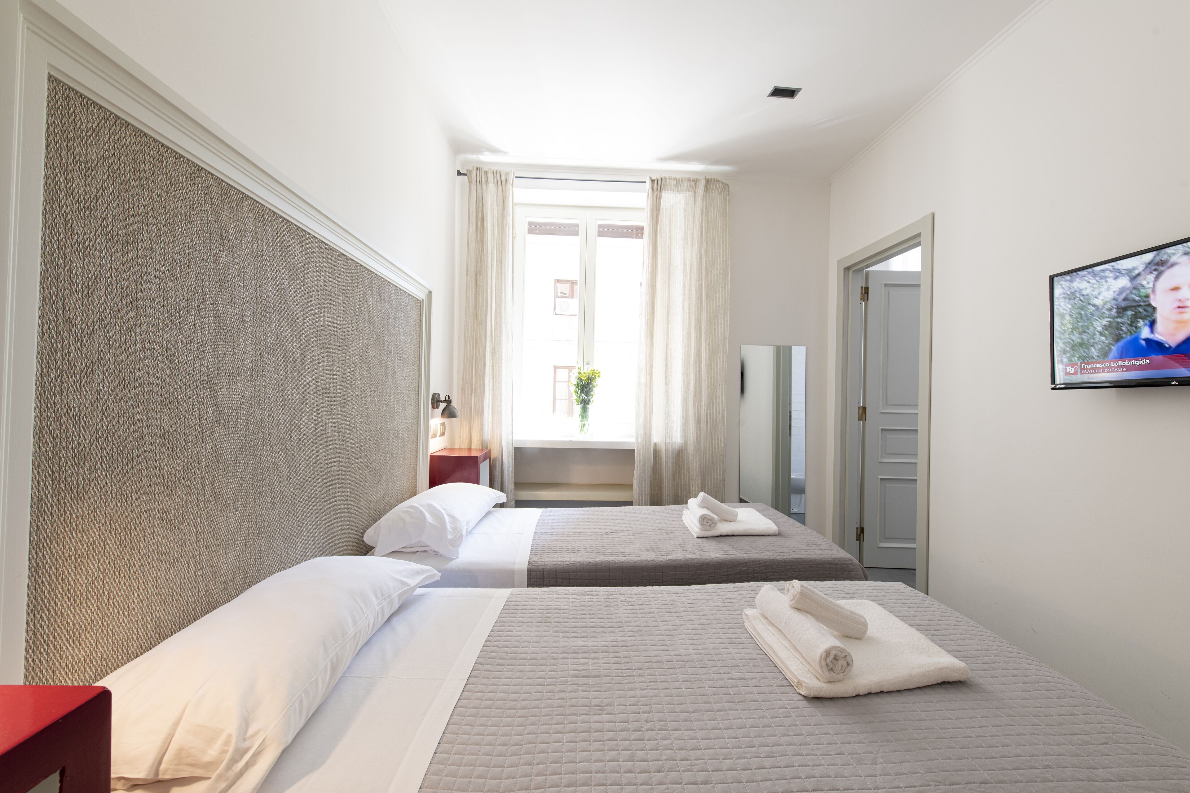 Standard-Doppel- oder -Zweibettzimmer | Minibar, Zimmersafe, Schreibtisch, schallisolierte Zimmer