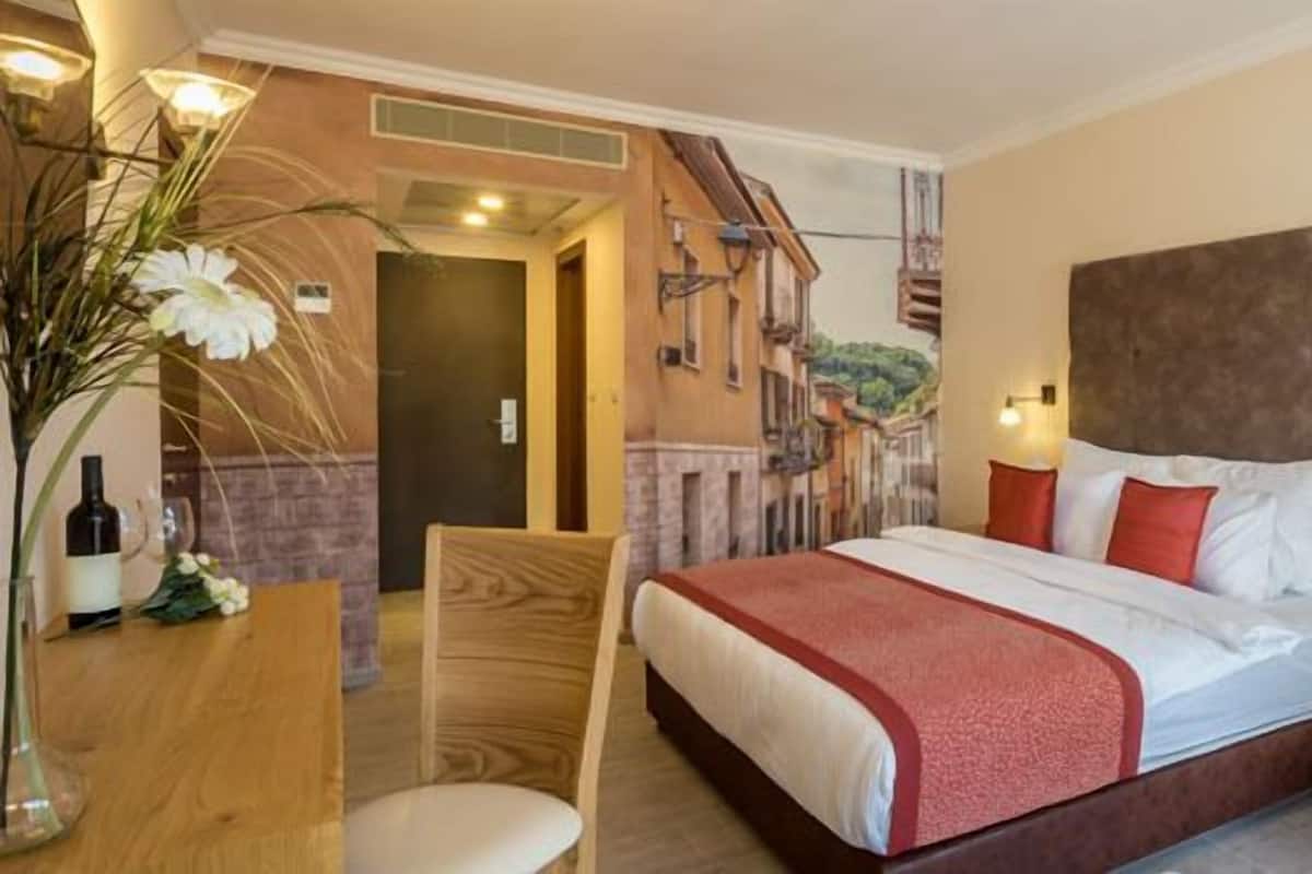 1 bedroom, premium bedding, in-room safe, desk