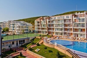 A hotel with multiple floors, a swimming pool, and a tennis court. - Sunset Complex (Kosharitsa)