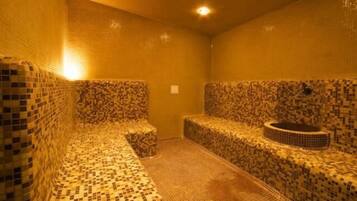 Een sauna, een stoombad, massagebehandelingen
