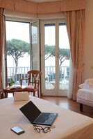 迷你吧、客房内保险箱、办公桌、笔记本电脑工作区