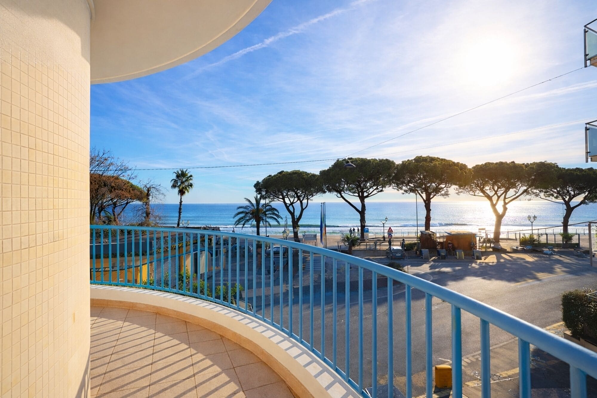 Junior Suite Vista Mare con Balcone | Minibar, in-room safe, desk, laptop workspace