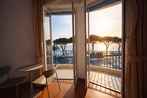 Junior Suite Vista Mare con Balcone | Utsikt mot vattnet