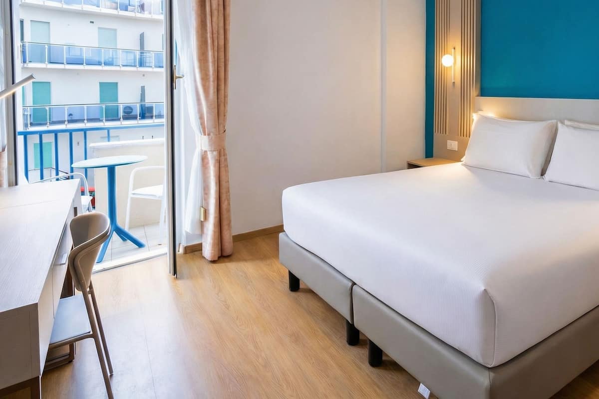 Camera Superior Matrimoniale/Doppia con Letti Singoli Vista Mare Laterale con Balcone