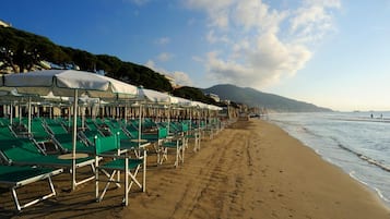 Chaises longues, parasols, serviettes de plage