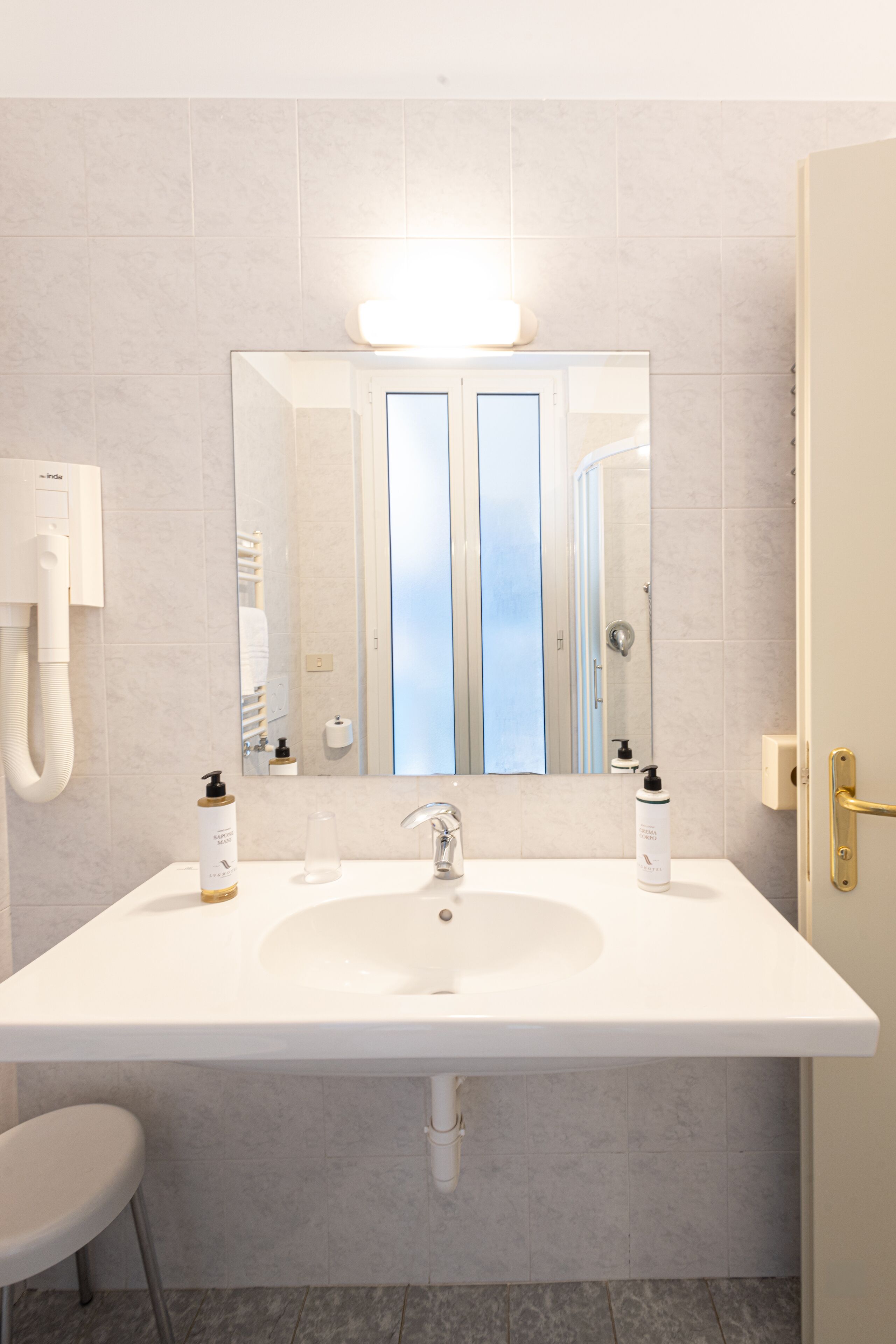 camera superior matrimoniale/doppia con letti singoli vista mare parziale con balcone | bathroom | free toiletries, hair dryer, bathrobes, slippers