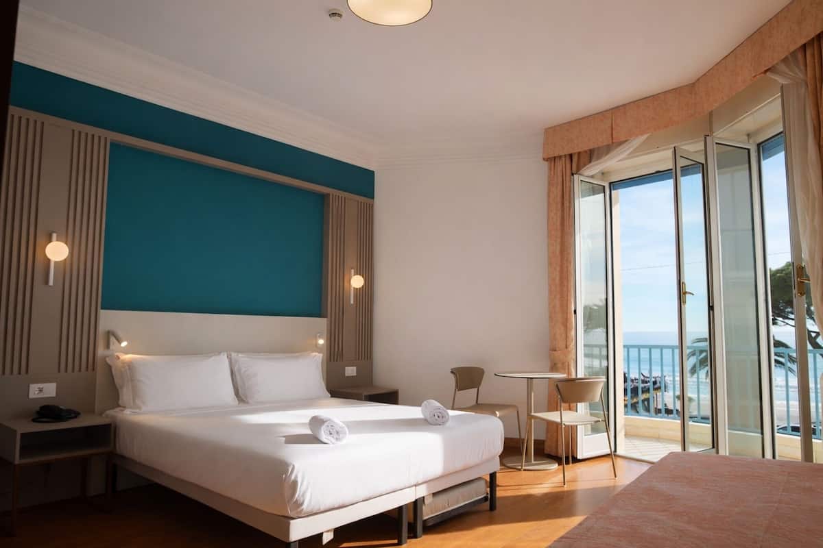 Junior Suite Vista Mare con Balcone | ミニバー、セーフティボックス (室内)、デスク、ノートパソコン用作業スペース