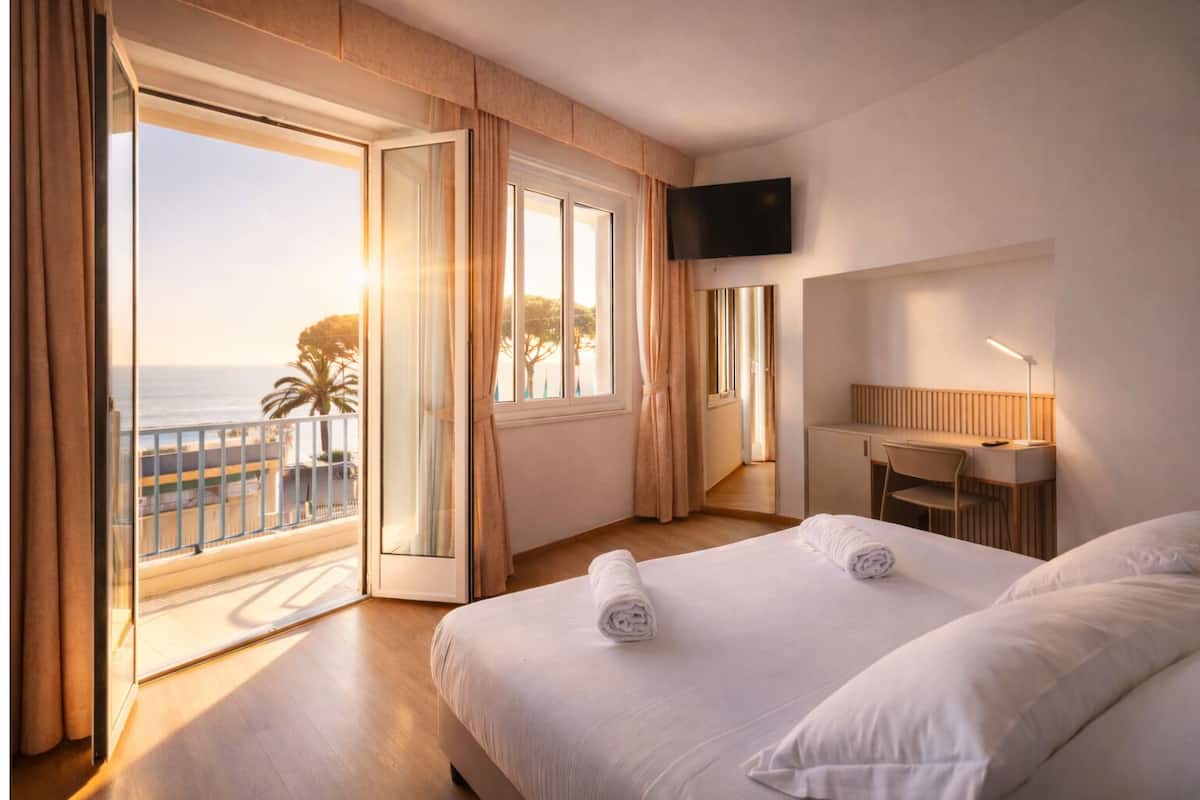 Camera Deluxe Vista Mare | Minibar, in-room safe, desk, laptop workspace
