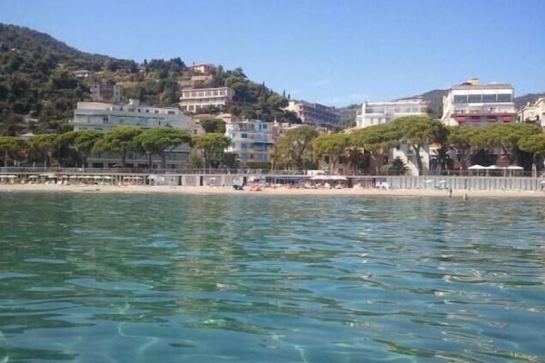 Espreguiçadeiras, guarda-sóis, toalhas de praia