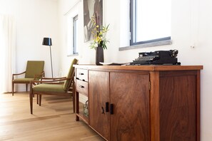 Studio Suite, hiên | Bàn, màn/rèm cản sáng, bàn ủi/dụng cụ ủi quần áo, bộ trải giường 