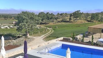 Piscine extérieure (ouverte en saison), chaises longues
