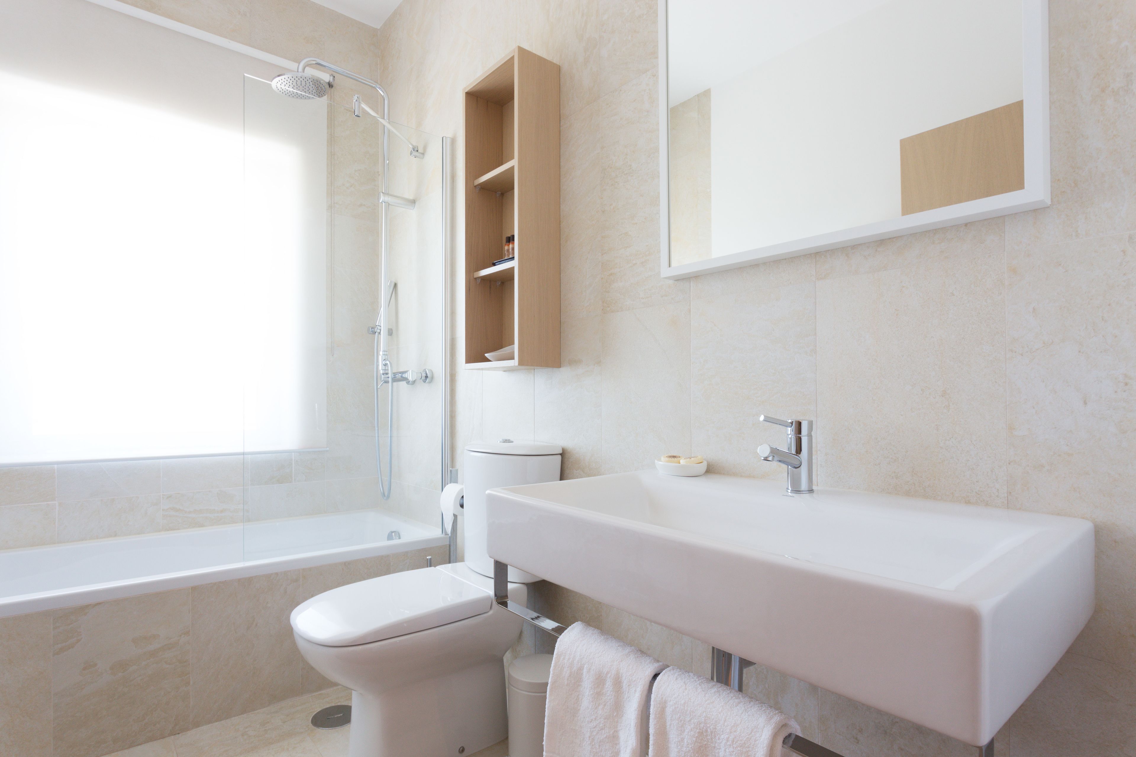 Un bagno moderno con vasca, servizi igienici e mobile lavabo.