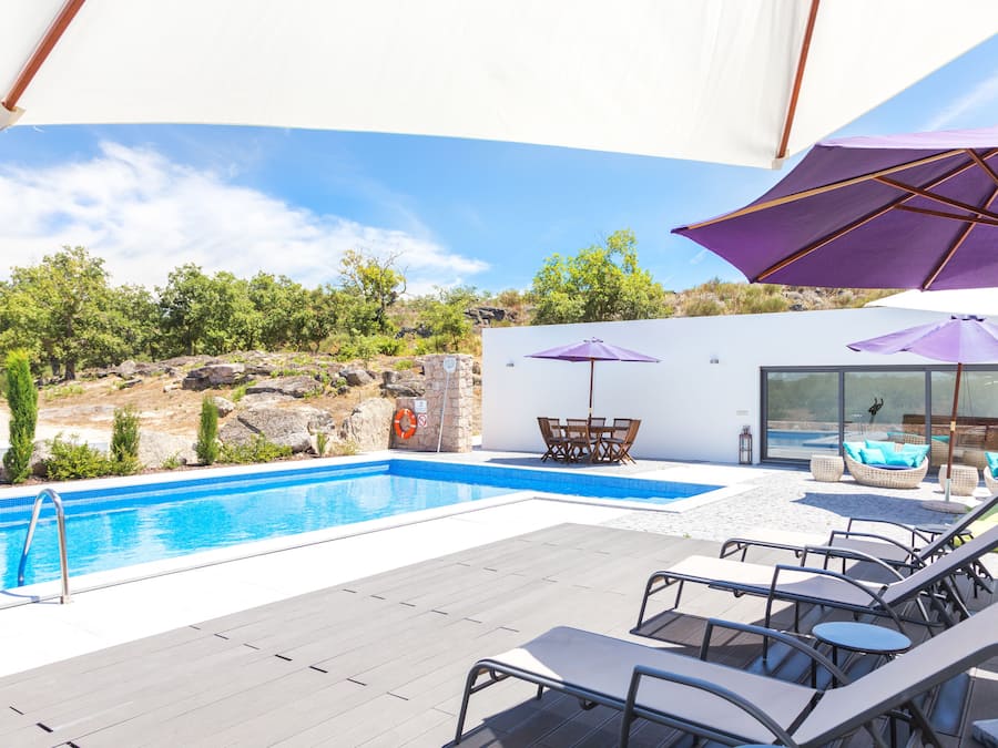 Piscina a l'aire lliure de temporada (horari: 09:00-20:00) i gandules