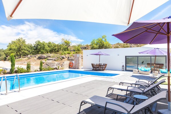 季节性开放的室外游泳池，09:00 至 20:00 开放，日光浴躺椅