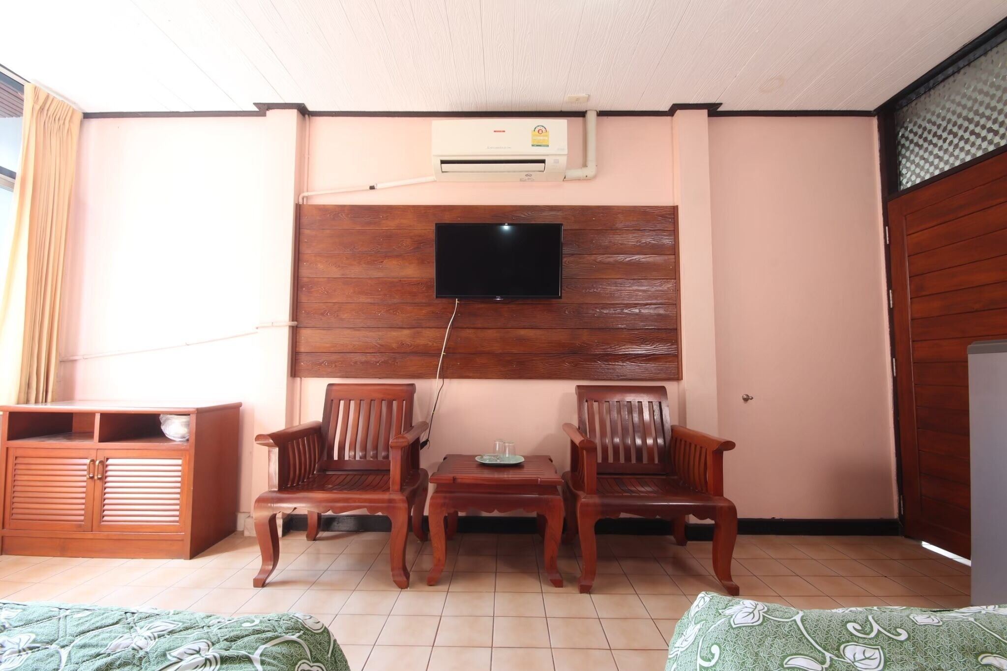 blackout curtains, free wifi, bed sheets