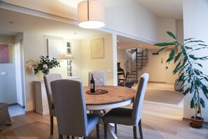 Appartement, 3 chambres | Repas dans la chambre