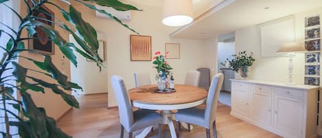 Apartment, 3 Bedrooms | In-room dining