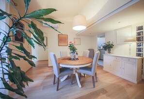 Appartement, 3 chambres | Repas dans la chambre