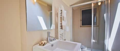 Apartment, 3 Bedrooms | Bathroom