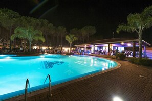 Seasonal outdoor pool, pool umbrellas, sun loungers - Camping Villaggio Thurium (Corigliano-Rossano)