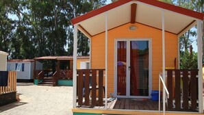 Un petit bâtiment d’un seul étage, doté d’un porche et d’une porte.