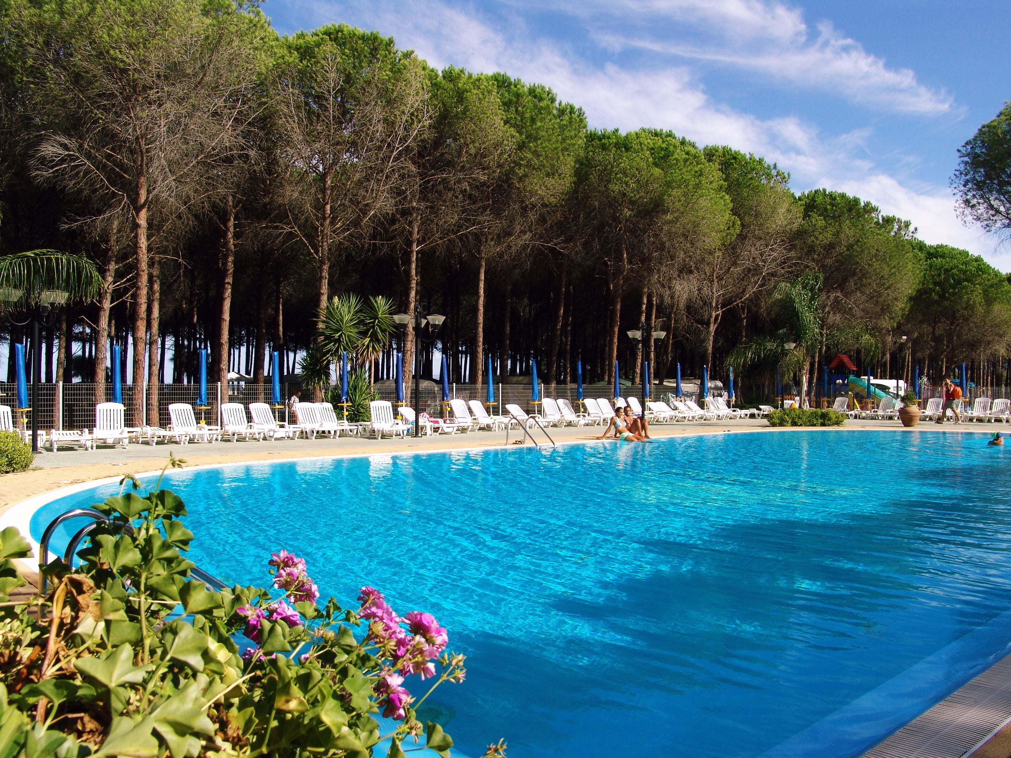 Piscine extérieure (ouverte en saison), parasols de plage