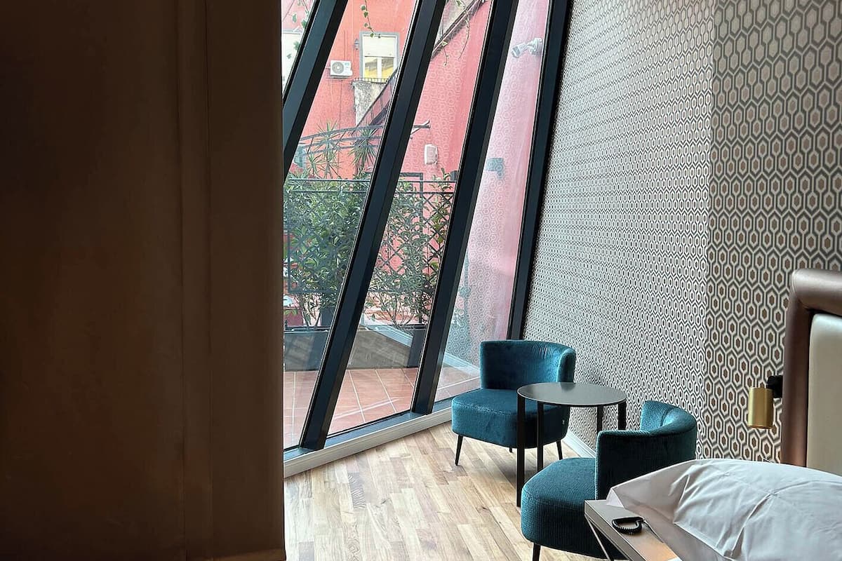 SUPERIOR WITH TERRACE | Peralatan tempat tidur premium, busa memori, bar mini