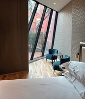 Ropa de cama de alta calidad, colchones con efecto memoria y minibar 