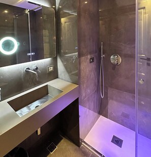 Articles de toilette gratuits, sèche-cheveux, chaussons, bidet
