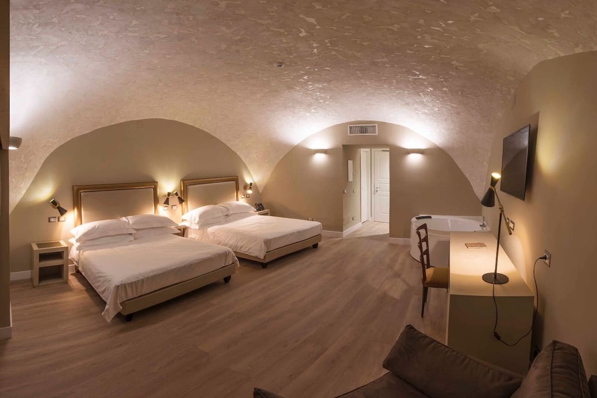 SUITE WITH DOUBLE QUEEN BED | 高級寢具、記憶棉床墊、迷你吧、房內夾萬