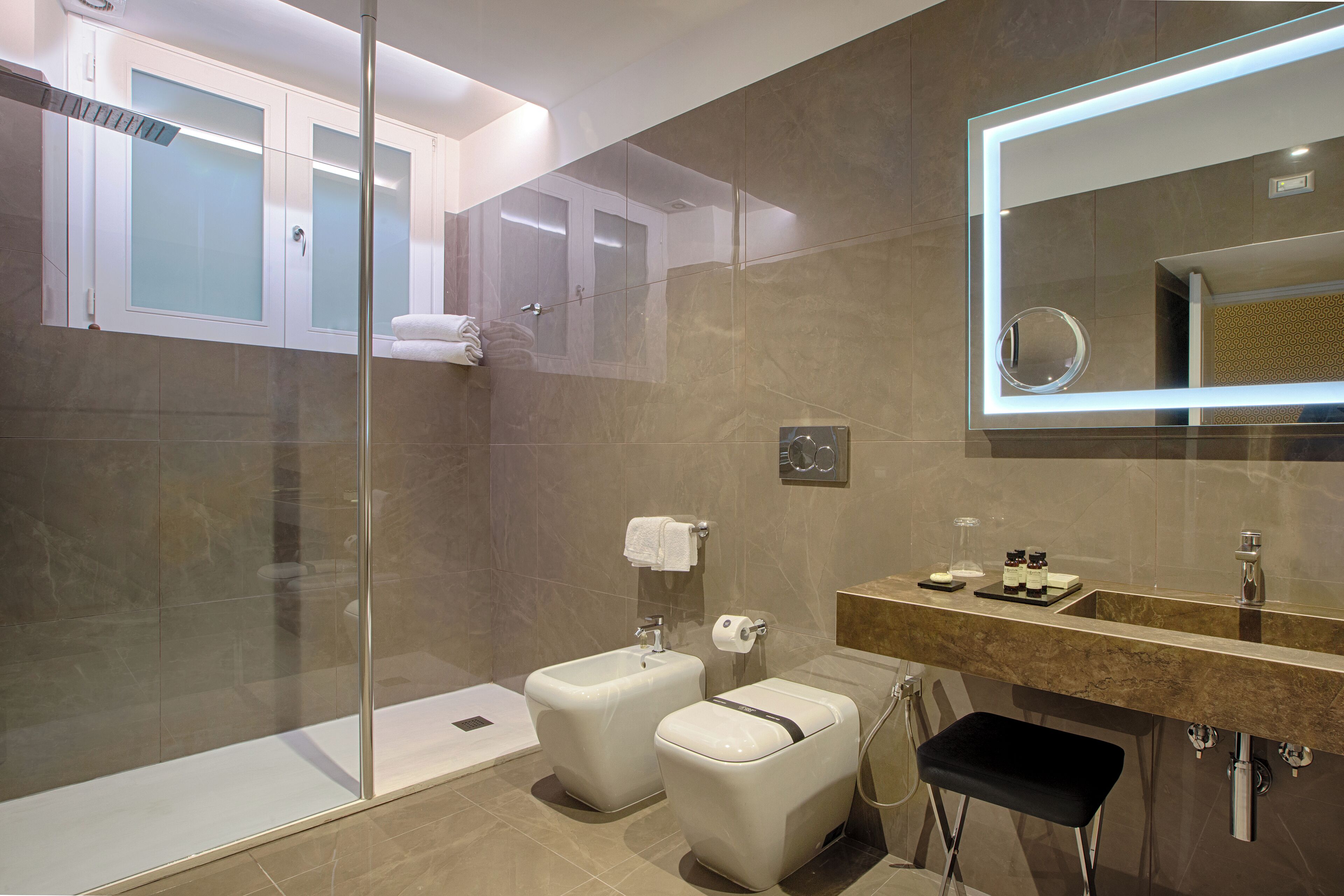 Deluxe-Dreibettzimmer | Badezimmer