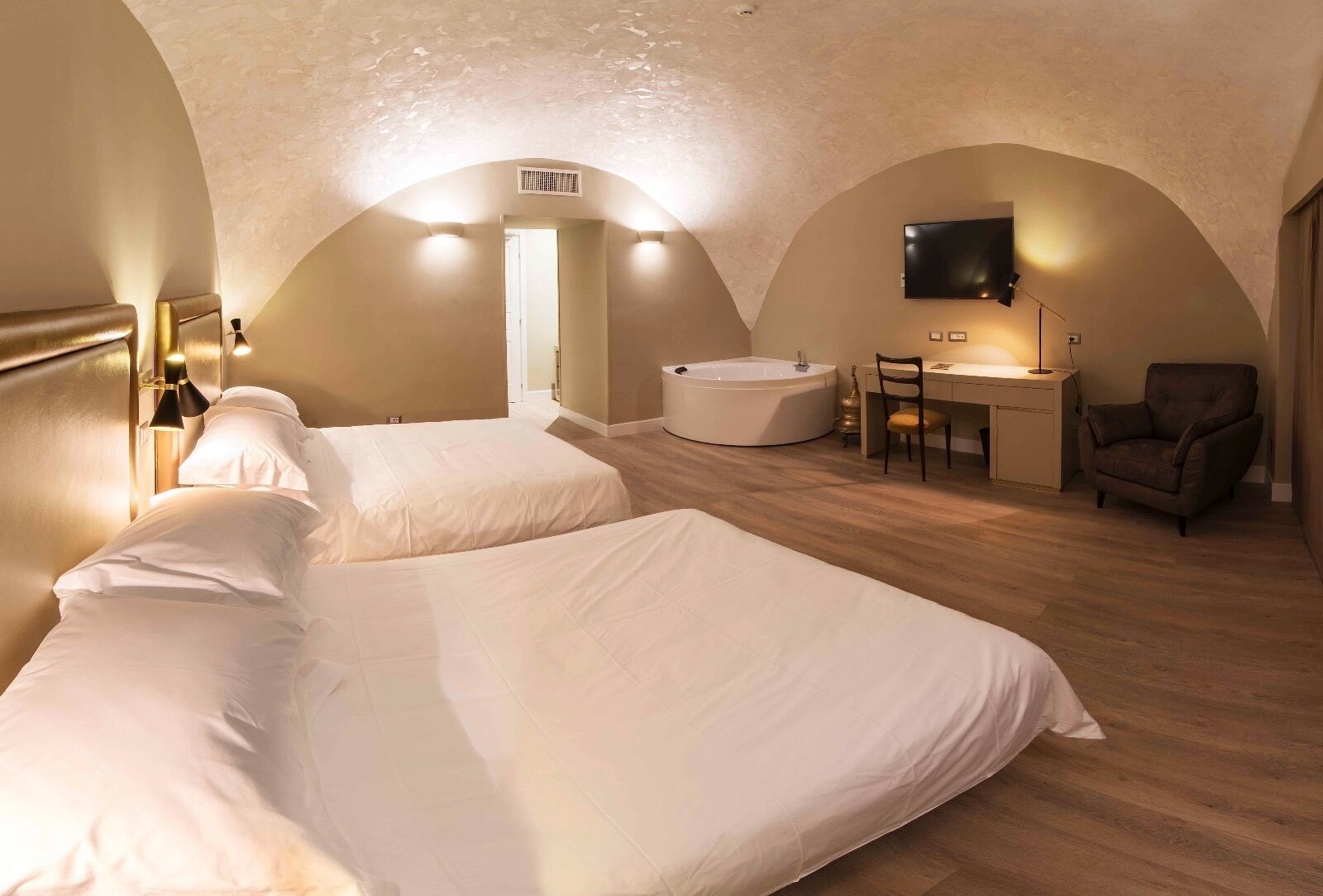 SUITE WITH DOUBLE QUEEN BED | Sengetøy av topp kvalitet, memory foam-senger, minibar og safe på rommet