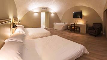 SUITE WITH DOUBLE QUEEN BED | Sengetøy av topp kvalitet, memory foam-senger, minibar og safe på rommet