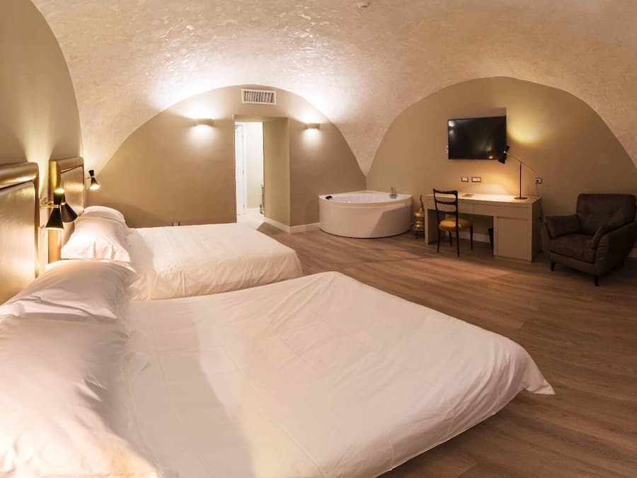 Literie de qualité supérieure, matelas mémoire de forme, minibar