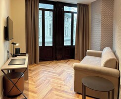 Ropa de cama de alta calidad, colchones con efecto memoria y minibar 