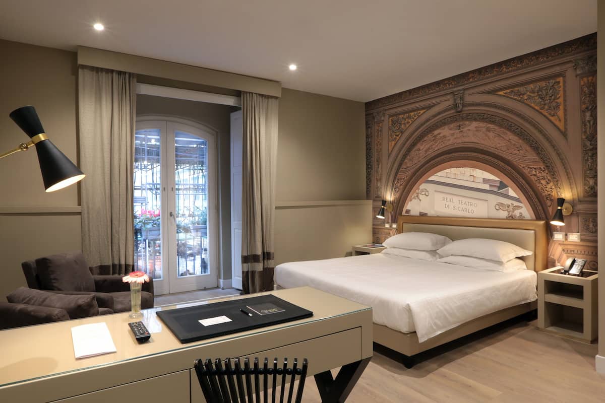 SUITE WITH GALLERY & TOLEDO STREET VIEW | 高級寢具、記憶棉床墊、迷你吧、房內夾萬