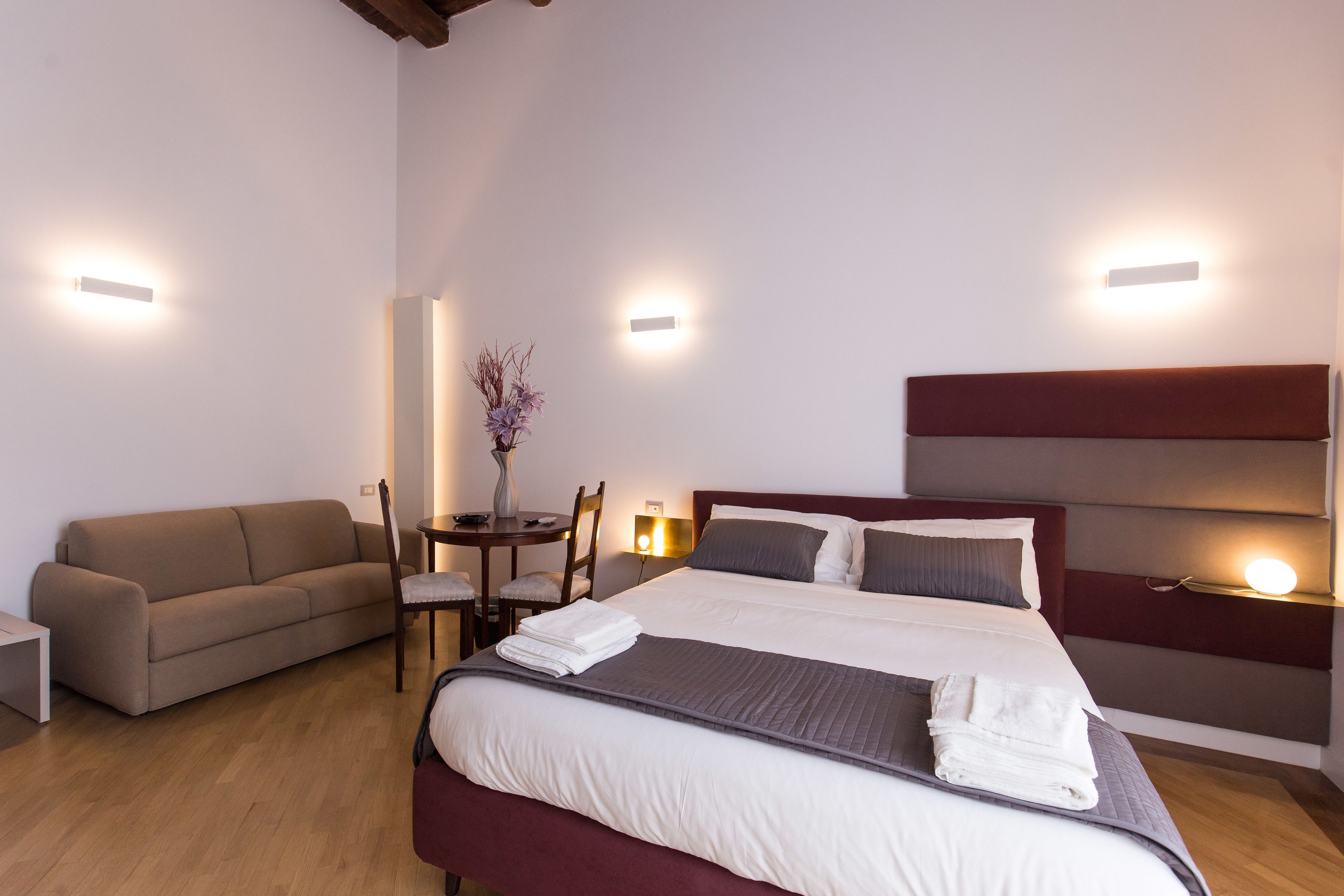 Chambre Double Romantique, 1 grand lit et 1 canapé-lit