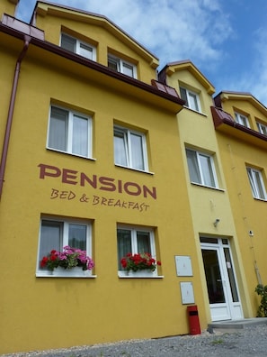 A yellow building with the sign "PENSION Bed & Breakfast" on the facade. - Pension Bed & Breakfast (Kutna Hora)