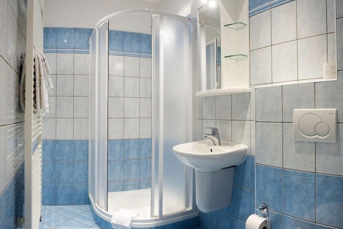 Bathroom | Shower, free toiletries, hair dryer (on request), towels