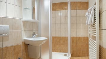 Een douche, gratis toiletartikelen, een haardroger, handdoeken