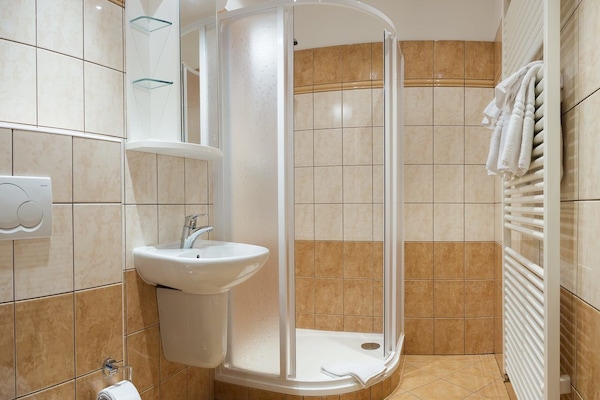 Douche, articles de toilette gratuits, sèche-cheveux