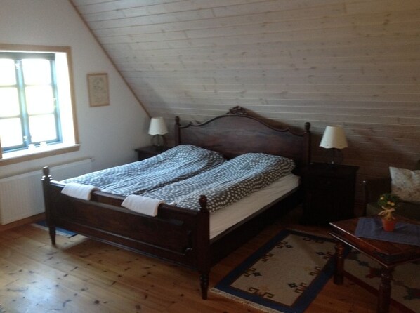 Double Room | Individually decorated, individually furnished, desk, cots/infant beds