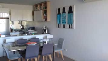 Apartamento premium, 2 quartos, vista para a marina | Área de estar | TV de tela plana 55 polegadas com canais a cabo, TV, Netflix