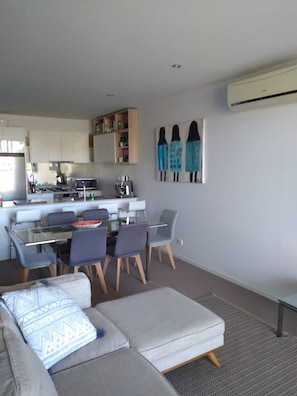 Apartamento premium, 2 quartos, vista para a marina | Área de estar | TV de tela plana 55 polegadas com canais a cabo, TV, Netflix
