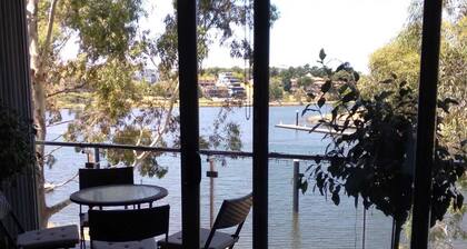 Marina View Apartment on the Maribyrnong River, Melbourne