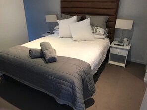 Departamento Premium, 2 habitaciones, vista a la marina | 2 habitaciones, ropa de cama de alta calidad y edredón 
