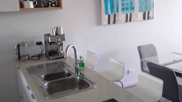 Departamento Premium, 2 habitaciones, vista a la marina | Cocina privada | Refrigerador con congelador, microondas, horno y parrilla de estufa